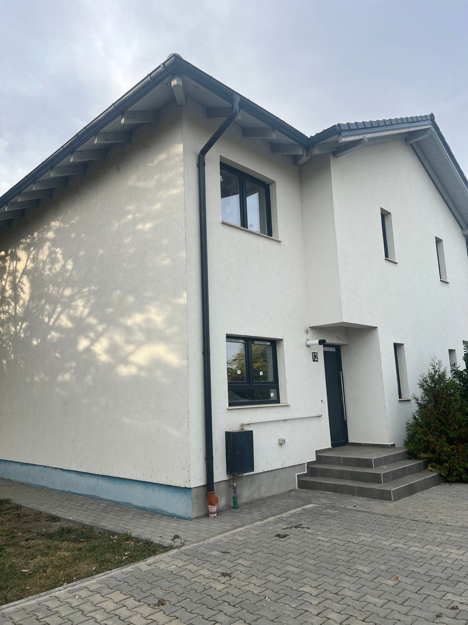 cac6d269725f45368b7280d5daa3b309 Case înșiruite cu 4 camere, grădină privată și 2 locuri de parcare