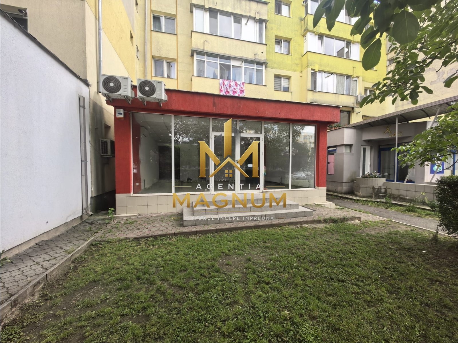d03b7640dff042f2b6c057cd2b4e49ee Spațiu comercial stradal | Vitrină mare | Zonă cu trafic intens