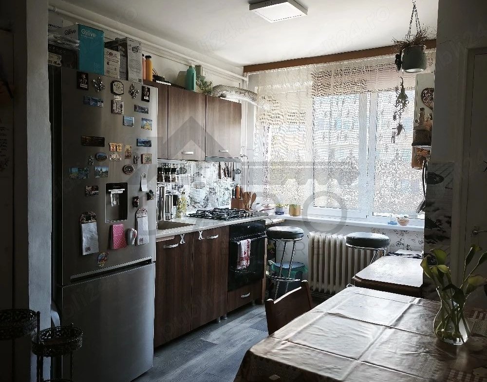 vând apartament cu 3 camere in Tudor zona Fortuna