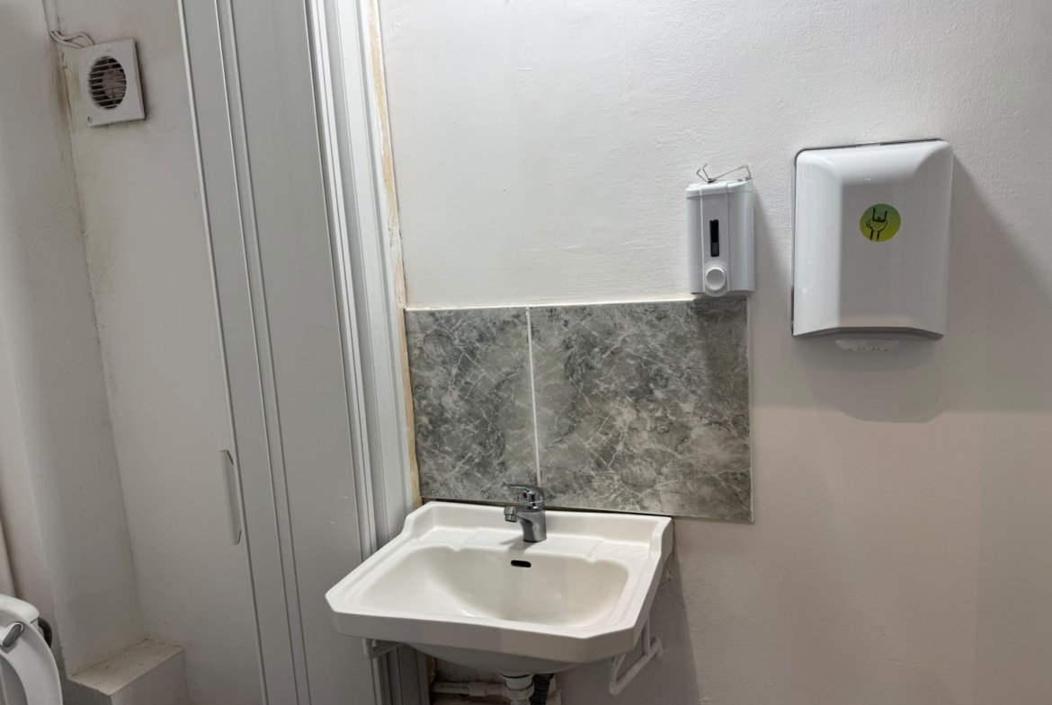 Spațiu comercial cu vitrină și acces stradal /Universitate – Colței