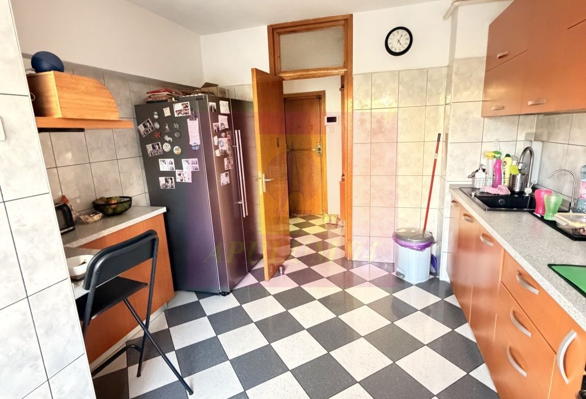 Apt 3 camere de vânzare – Calea Călărași,