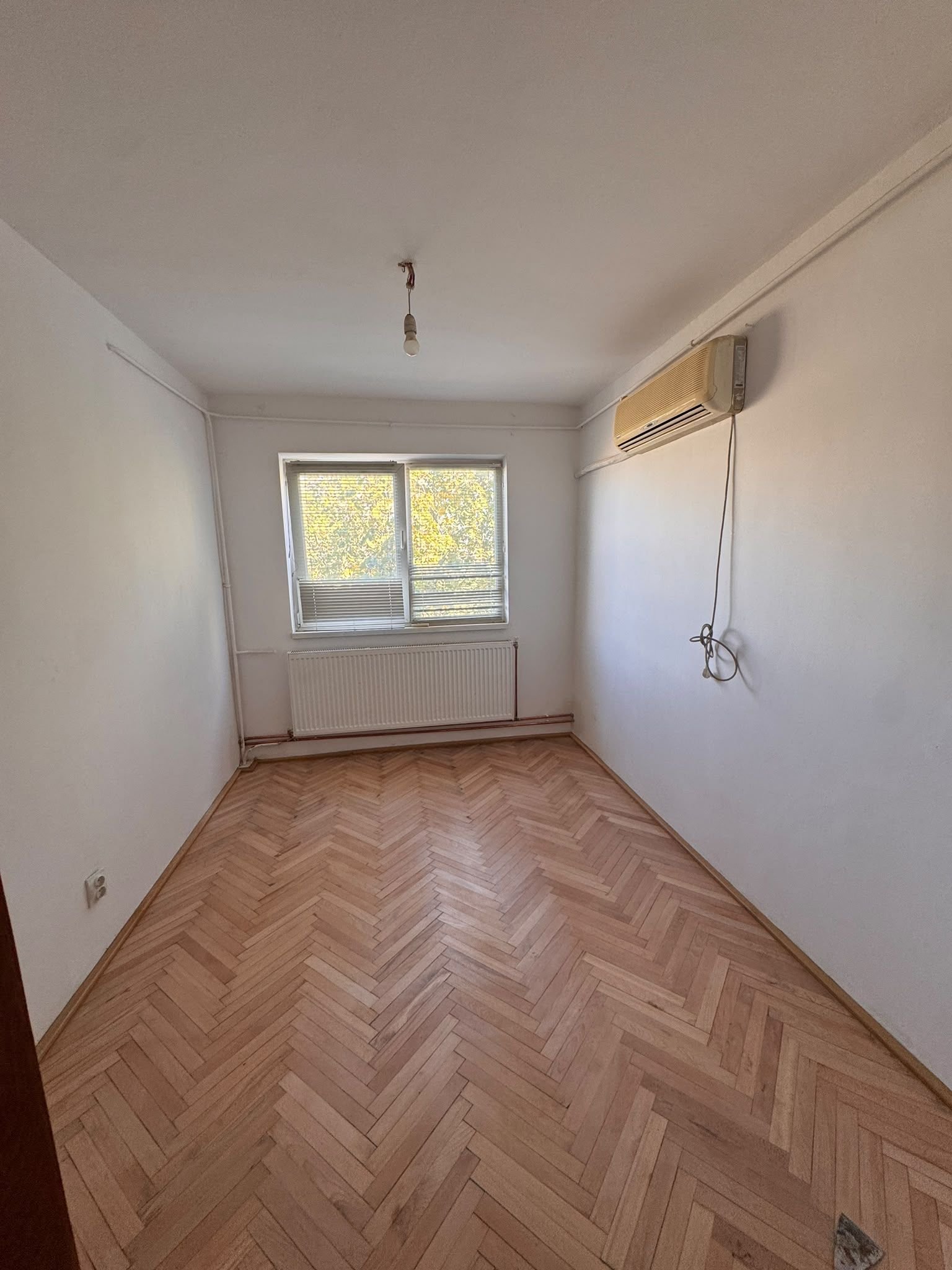 d867bd0a265b41cebe10bad5ea49ecab Apartament 3 camere renovat, cu centrală proprie, zona Dacia