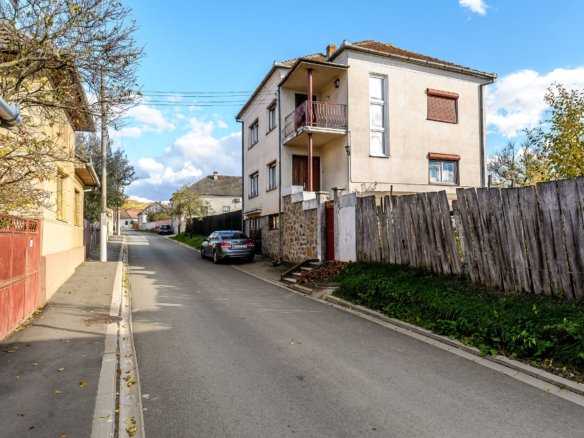 Casă din Cărămidă de Vânzare | Zonă Liniștită | Lipova