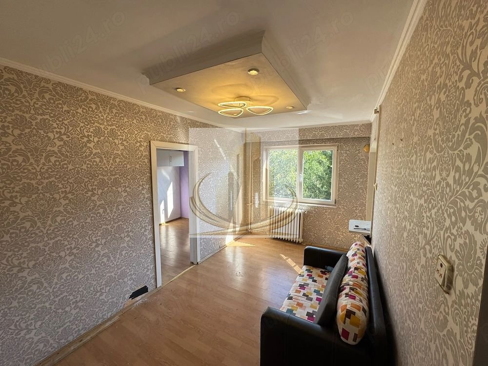 Apartament 3 camere, 40 mp utili, etaj 4/4, acoperiș, zona Șagului