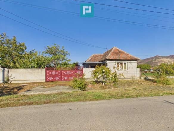 Casă din cărămidă cu teren 1570mp, Șiria