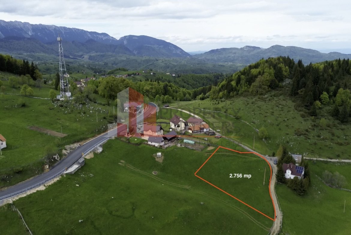 Teren Fundata cu vedere la muntii Bucegi
