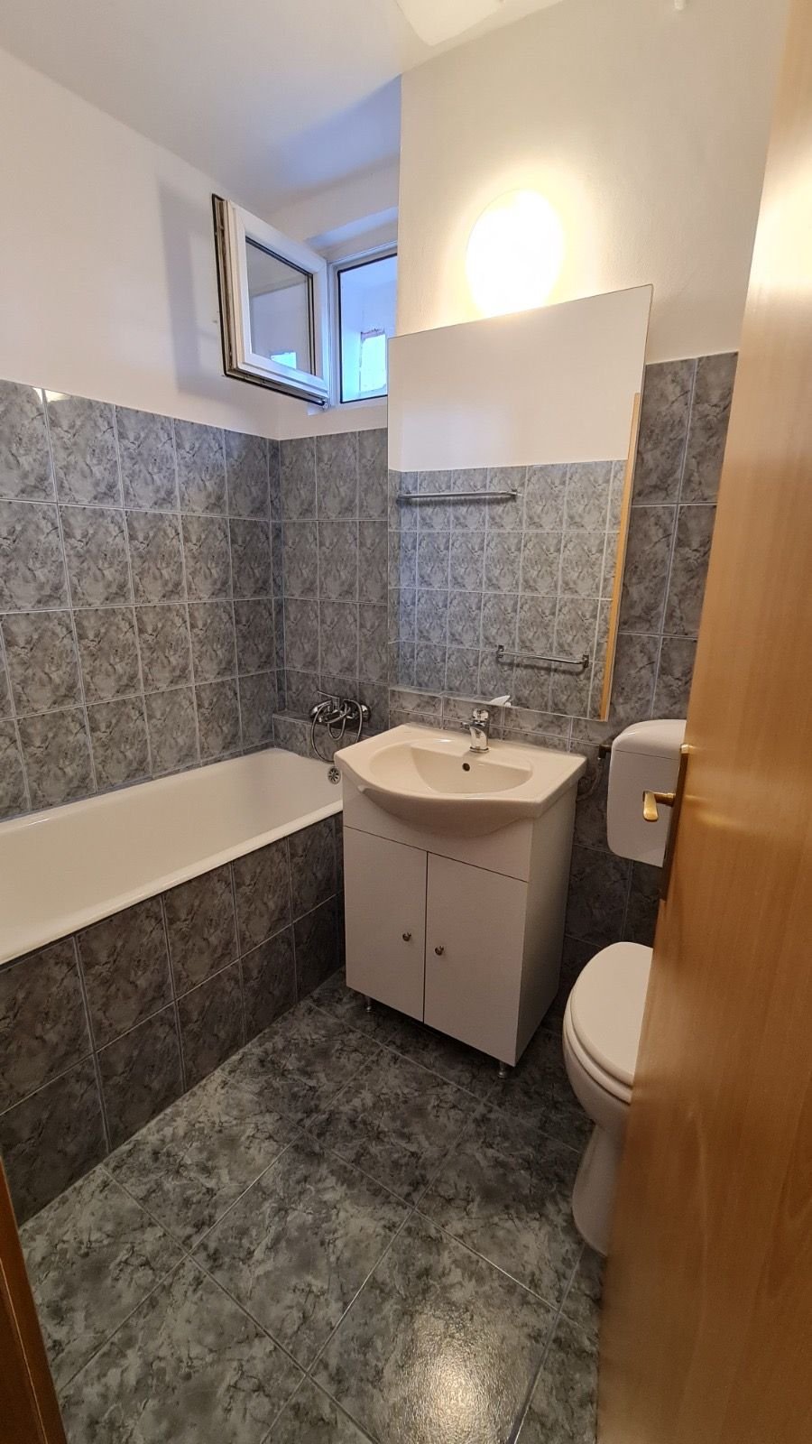 e4fcf06f4a23499ea5993f2ef2498bd2 Apartament 3 camere | 65 mp | Centrală proprie | Boxă CF | Zona Olimpi