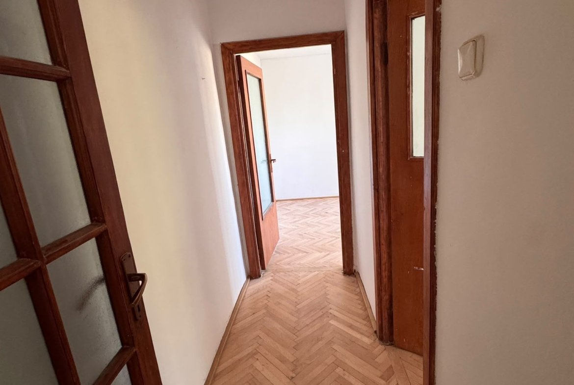 Apartament 3 camere renovat, cu centrală proprie, zona Dacia