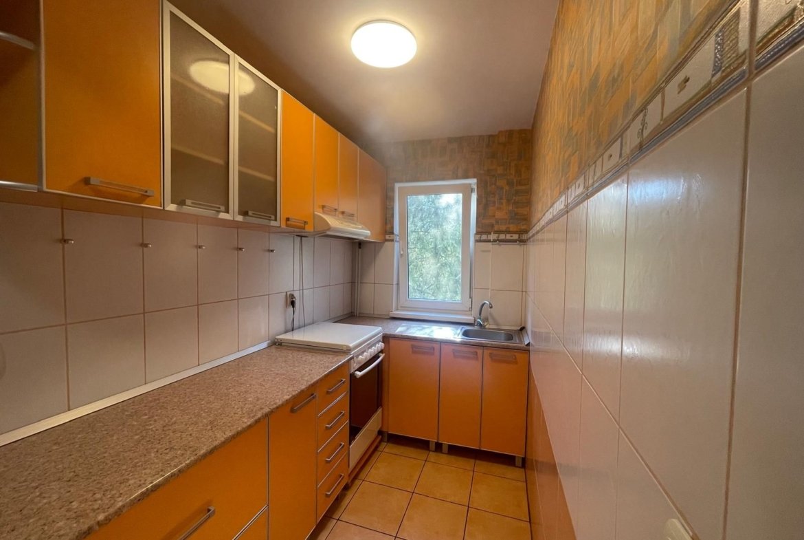 Ap 3 camere, renovat, mobilat, utilat, etaj 2, Rogerius-Pret 93900 eur