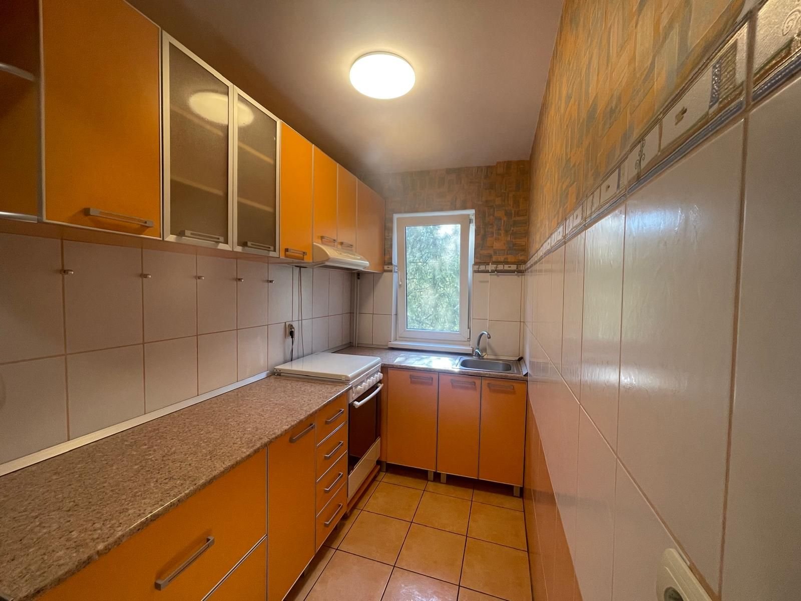 Ap 3 camere, renovat, mobilat, utilat, etaj 2, Rogerius-Pret 93900 eur