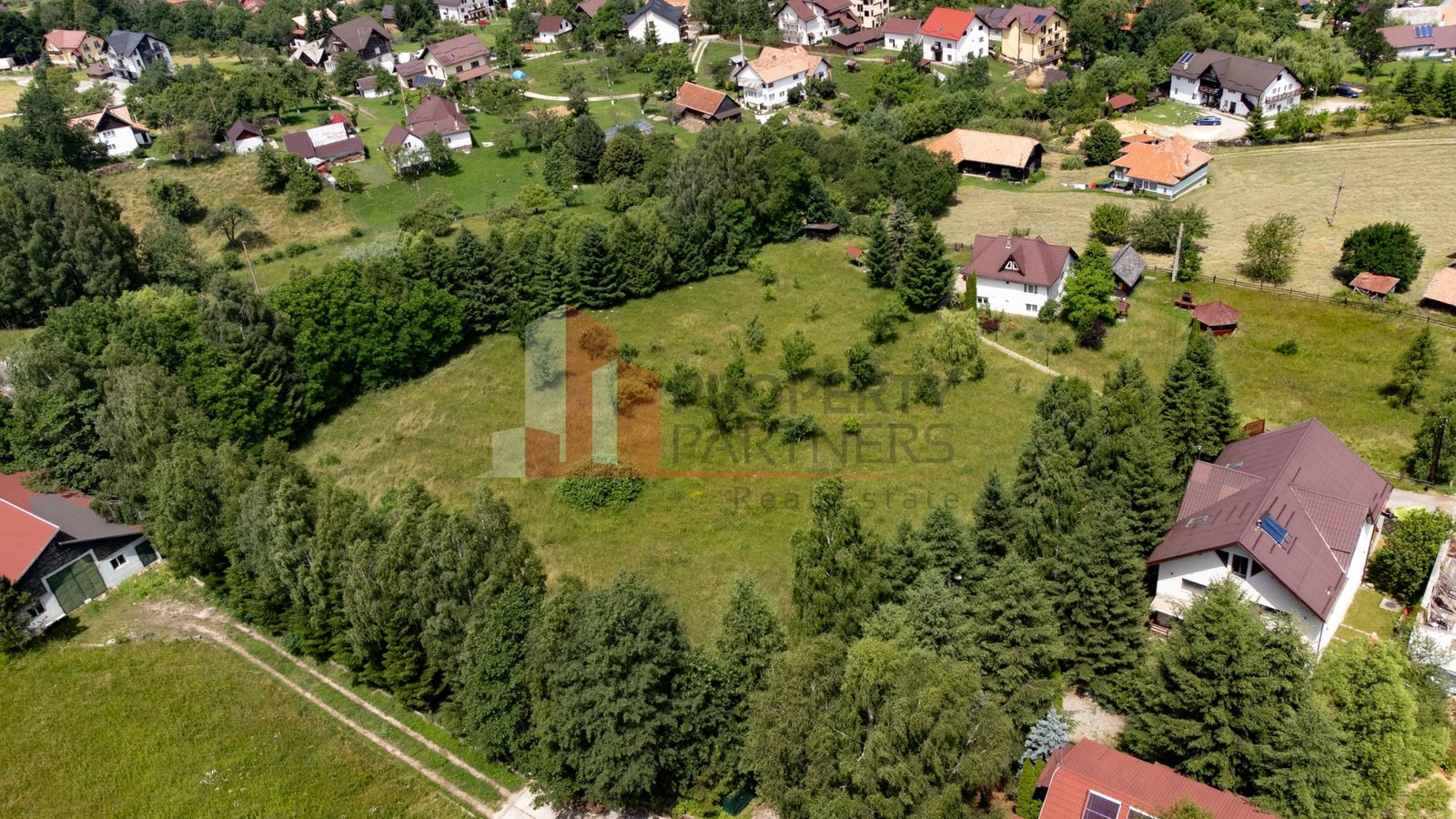 eaafac47c8fa40be9dc71cd96a942649 Teren intravilan Bran 2.772 mp | Vedere Piatra Craiului | Potrivit pentru cabane