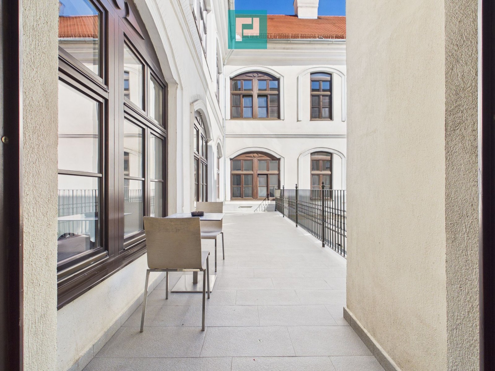 efc6f7a8816347d0b0942bb9ba5f1cdb Spațiu de birouri central | 45 mp | 2 camere