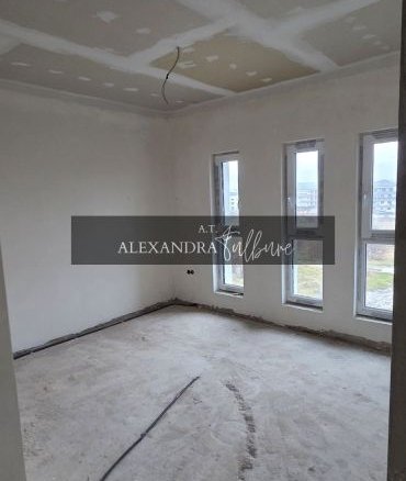 Unitate triplex 4 camere, 3 bai, strada Urusagului