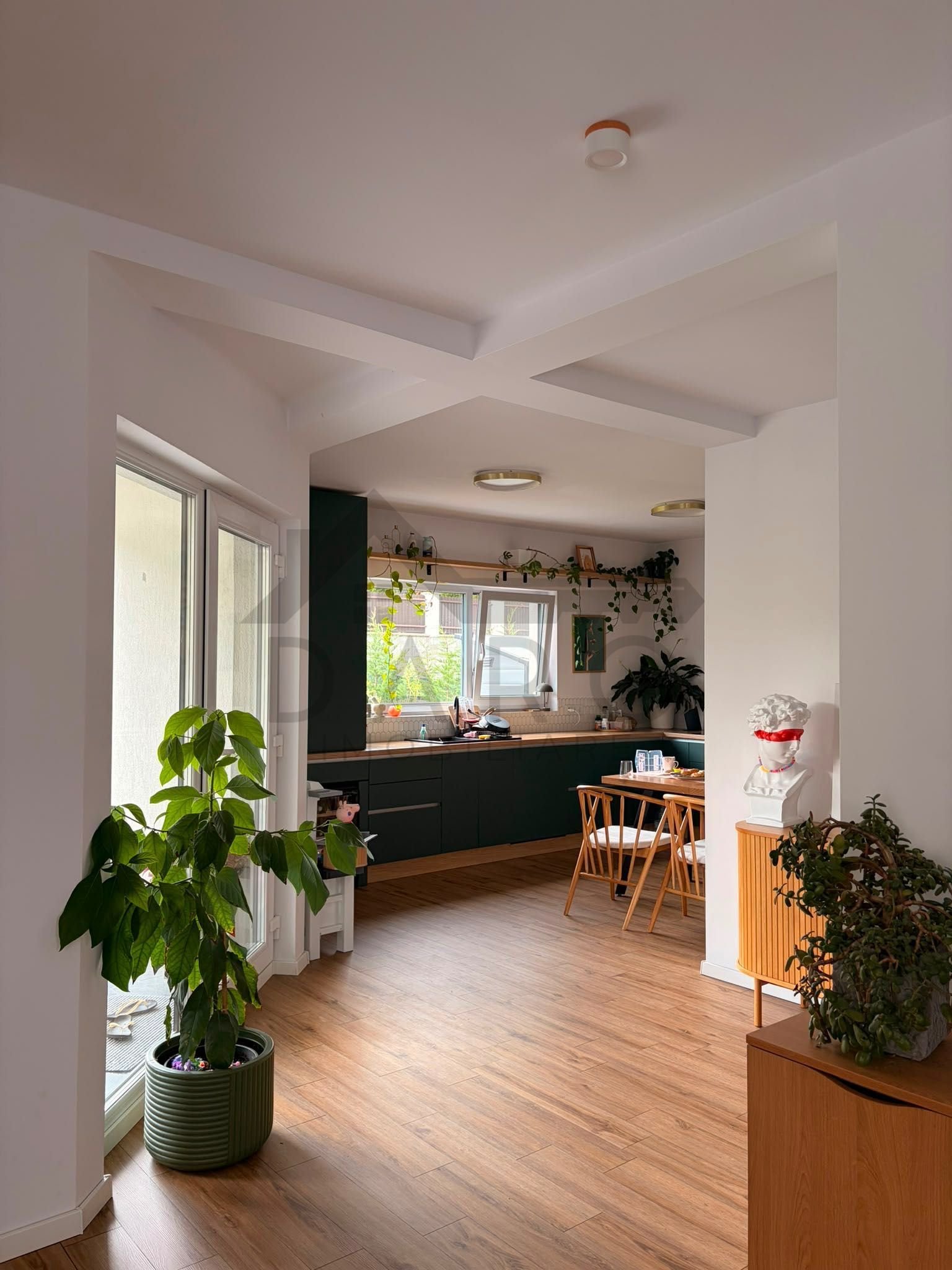 Acasă, aproape de pădure — casă cu grădină în stil britanic, de vânzare în Corunca