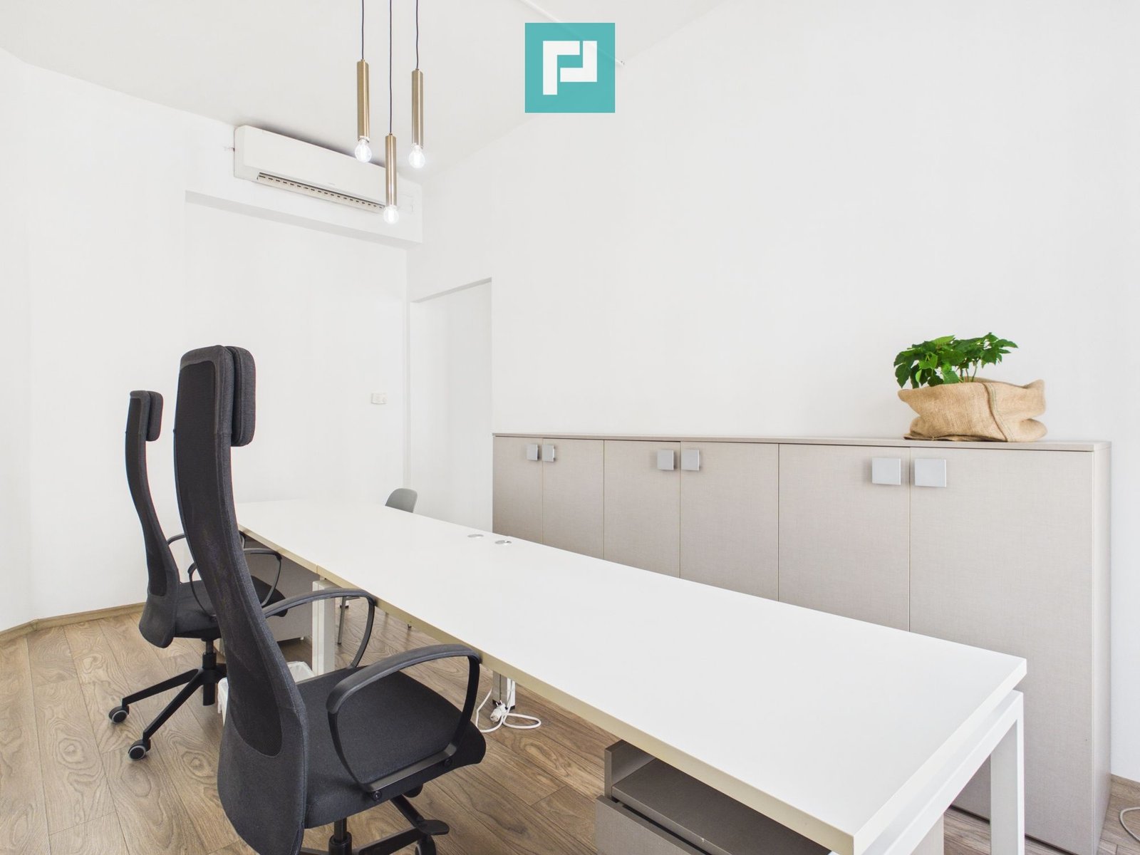 f2d36ed7f8994fecaddc2650b34dc24f Spațiu de birouri central | 45 mp | 2 camere