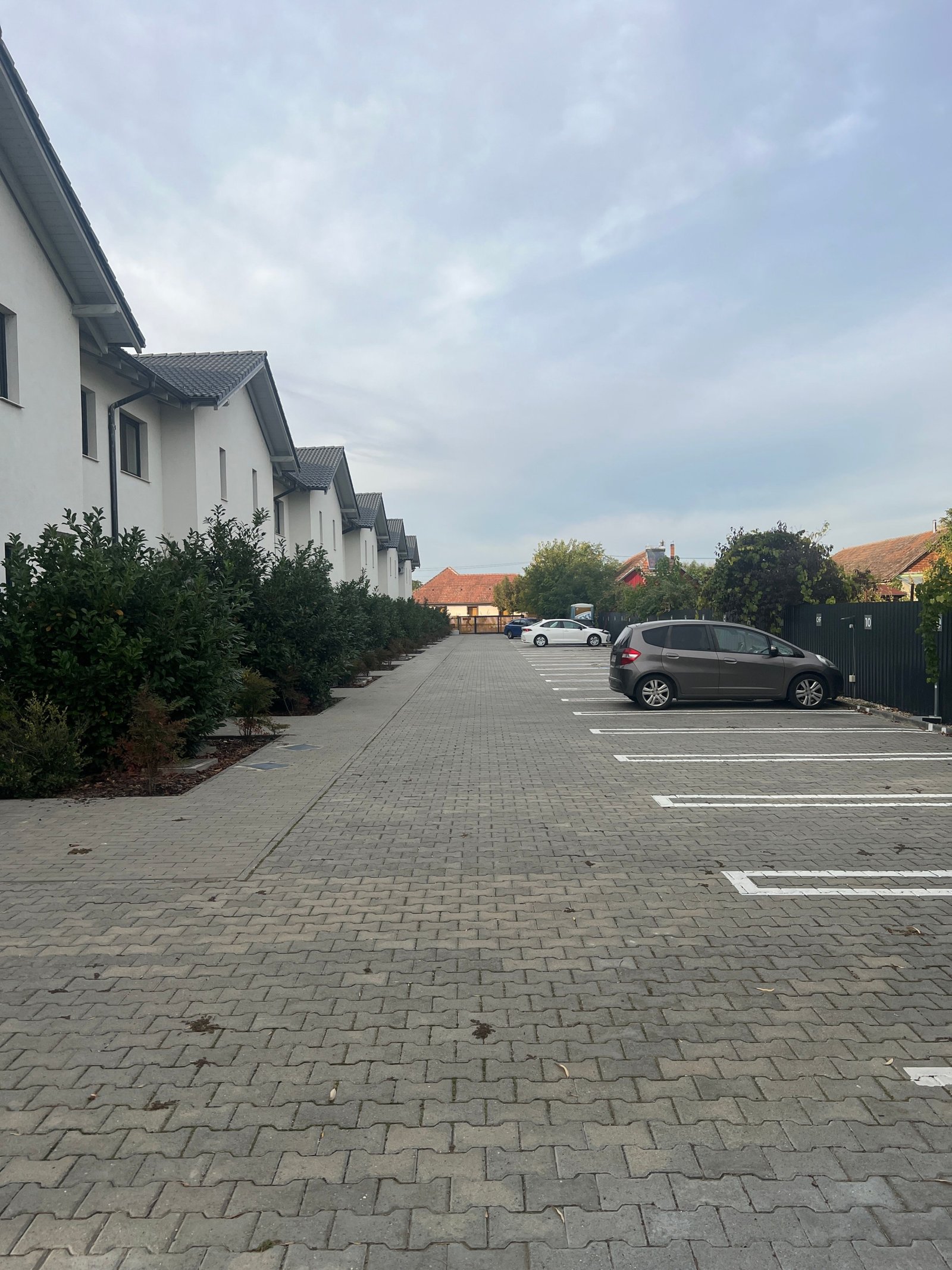 f3662397ed8540c48f09d618abb712f8 Case înșiruite cu 4 camere, grădină privată și 2 locuri de parcare