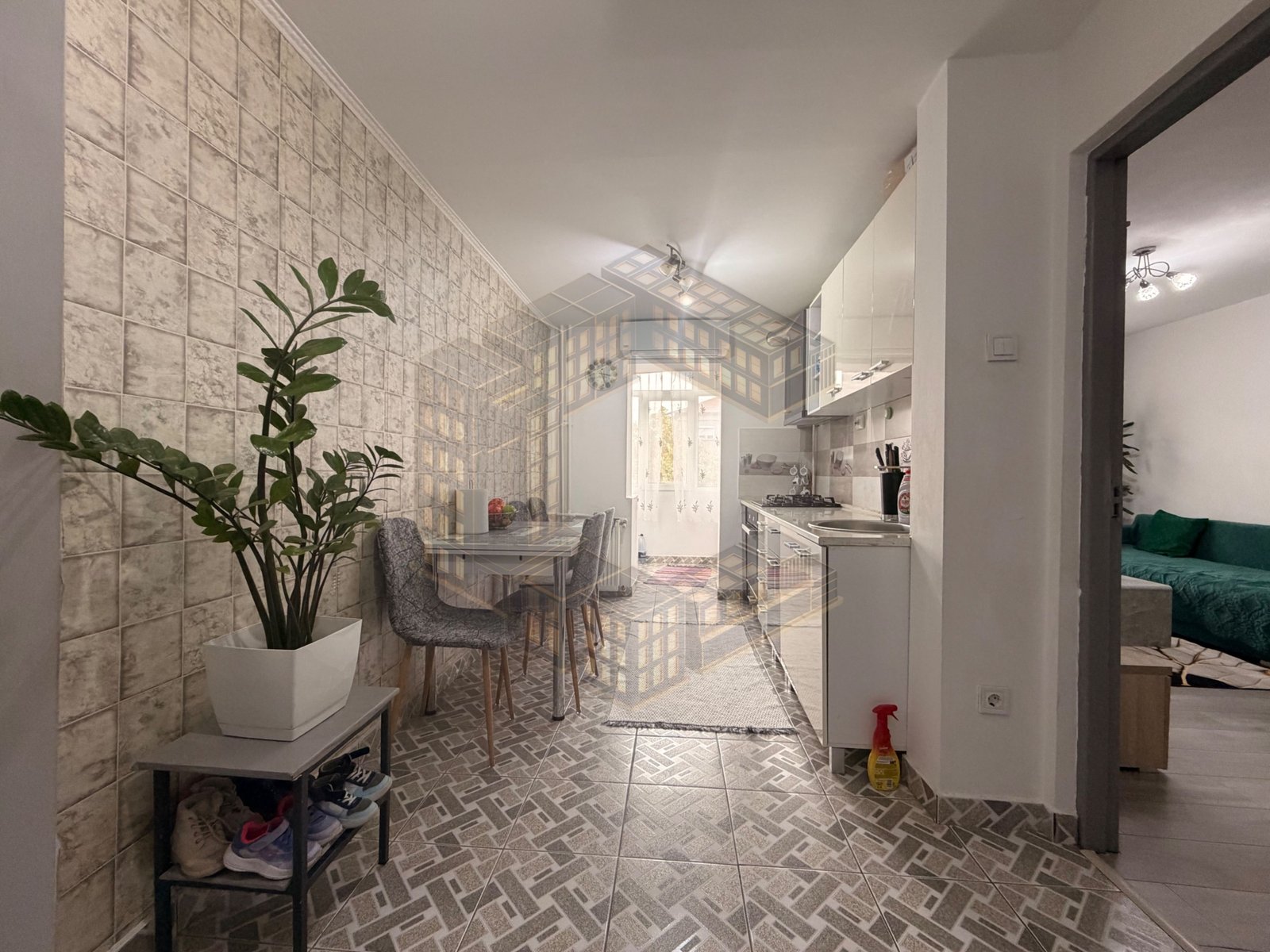 f3d7b0a793544a4a85e76def39260c07 Apartament cu 2 camere, decomandat, renovat,de vanzare, zona Lipovei