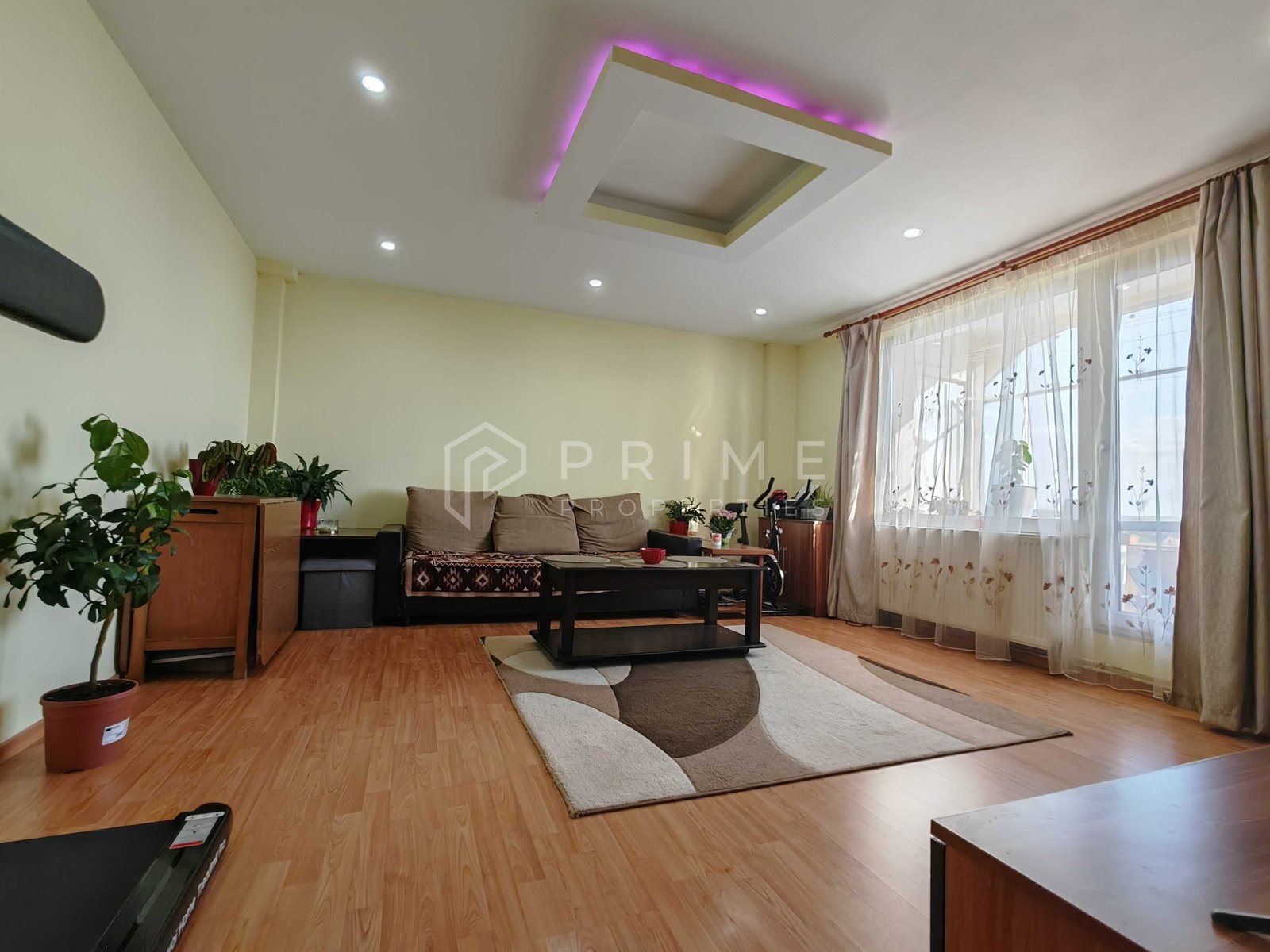f63ef990fc374be78b22f1a85e6aef7f Apartament Spațios cu 3 Camere (76 mp Utili), 2 Băi și Vedere Însorită