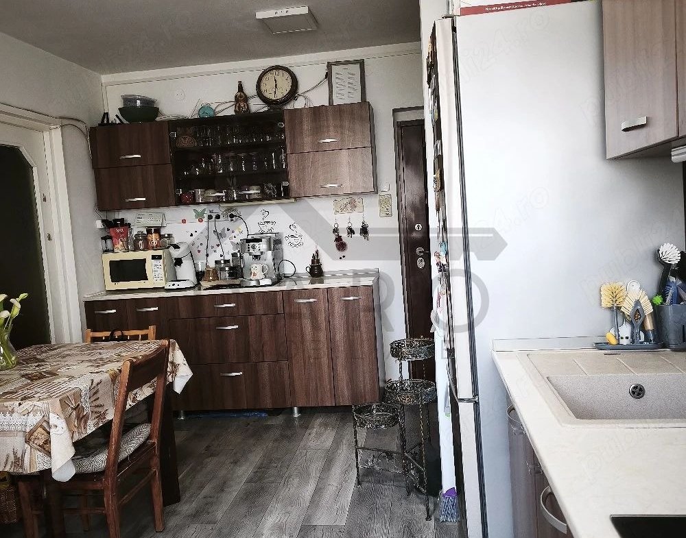 vând apartament cu 3 camere in Tudor zona Fortuna