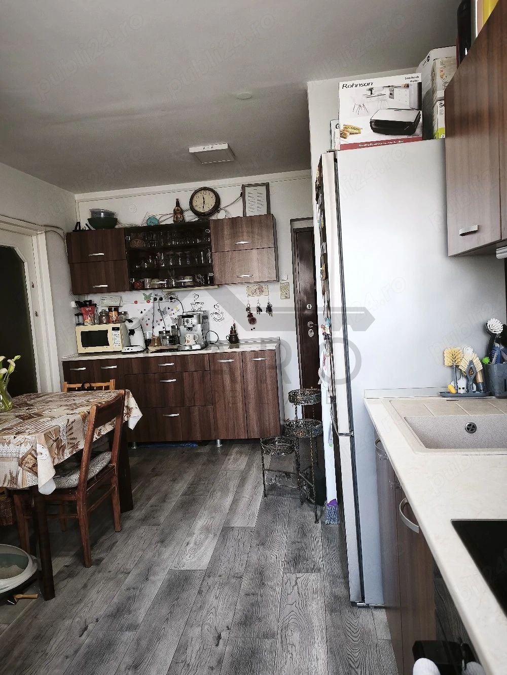 f686feb572364353b716ef9b8636e87d vând apartament cu 3 camere in Tudor zona Fortuna