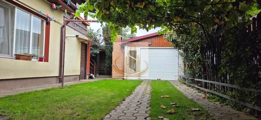 Casă din cărămidă cu spațiu comercial la stradă, garaj și curte