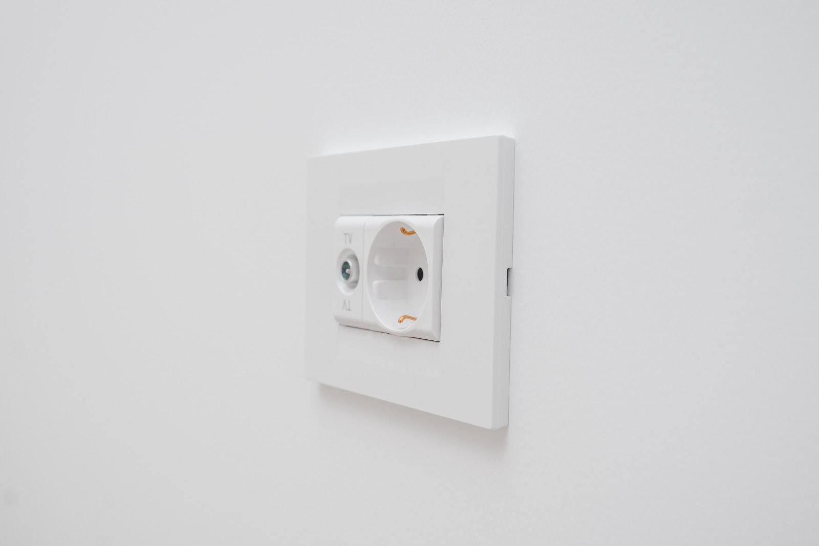 f6be405880be43e2be2f43513d5c4dd7 Titan- 1 Decembrie /Bloc boutigue- living generos