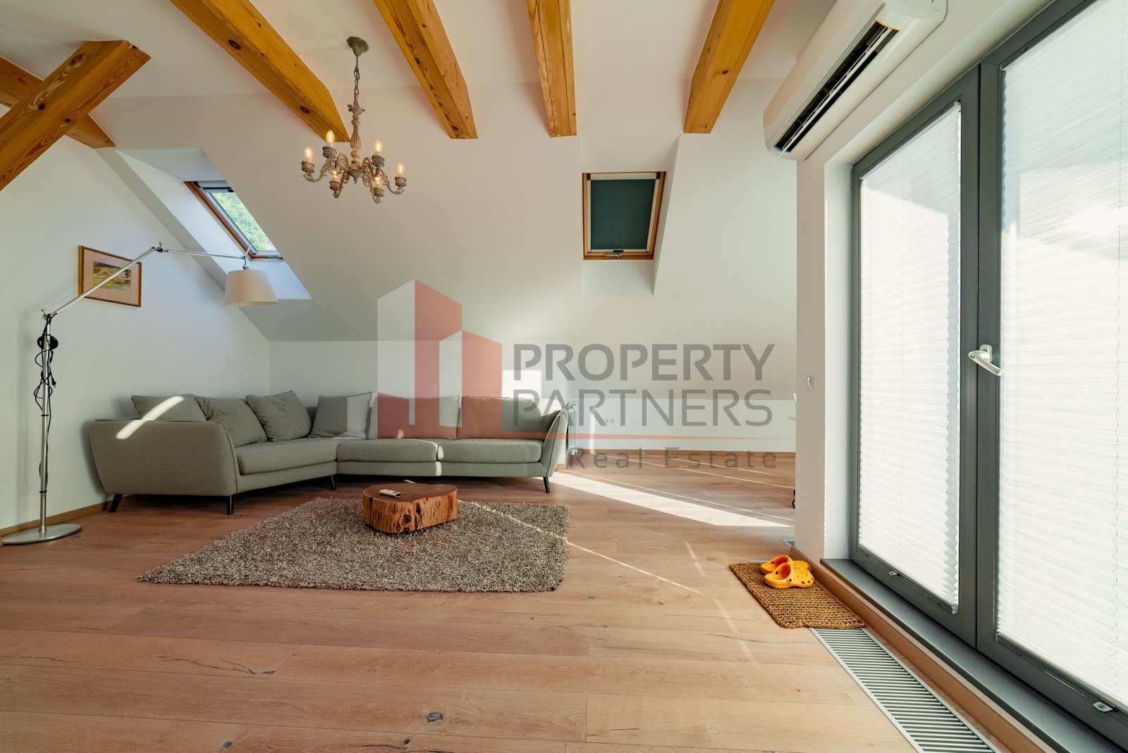 f6cd7ceb0d1c4fe680fce73e0bcbafc0 Apartament Duplex Elegant cu Terasă Panoramică – Dealul Cetății, Brașov