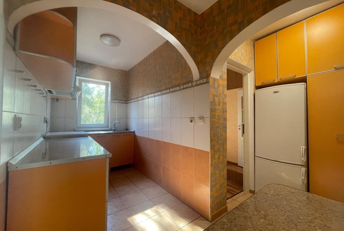 Ap 3 camere, renovat, mobilat, utilat, etaj 2, Rogerius-Pret 93900 eur