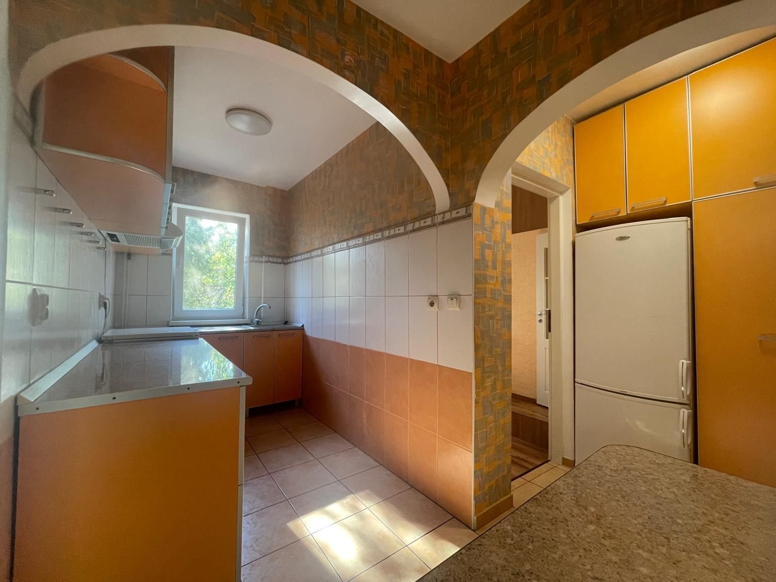 Ap 3 camere, renovat, mobilat, utilat, etaj 2, Rogerius-Pret 93900 eur