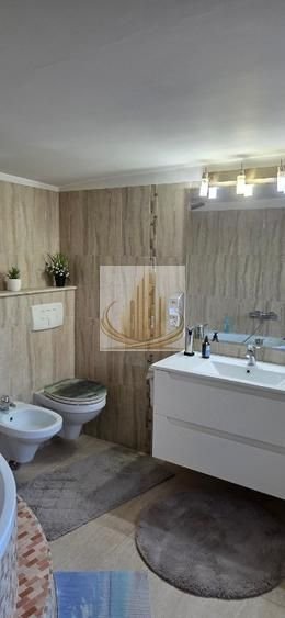 Casă din cărămidă cu spațiu comercial la stradă, garaj și curte