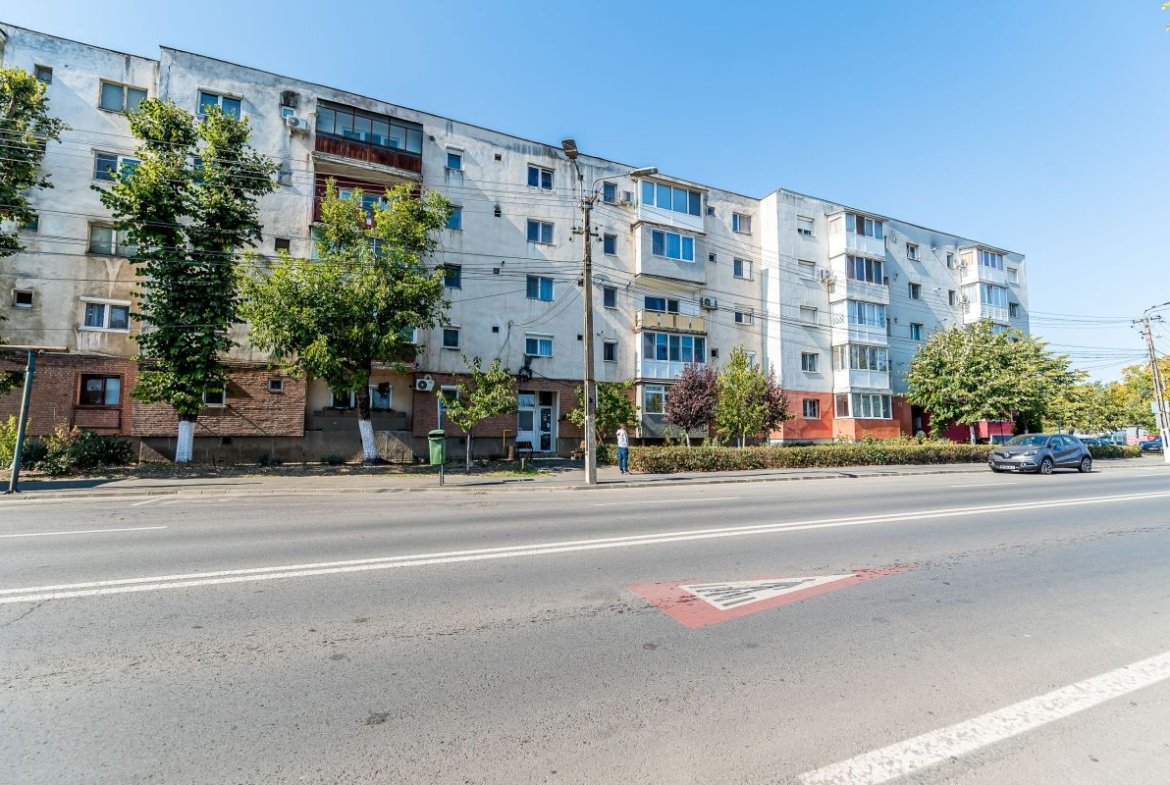 Apartament 2 camerel, bloc V8, Zona 6 Vânători.