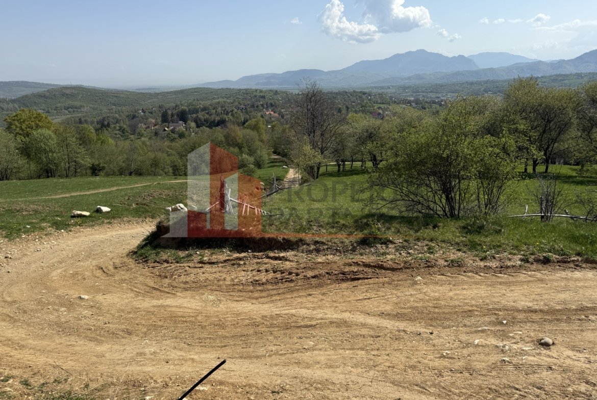 Terenuri Bran – Predelut  Priveliște către Bucegi și Postăvaru