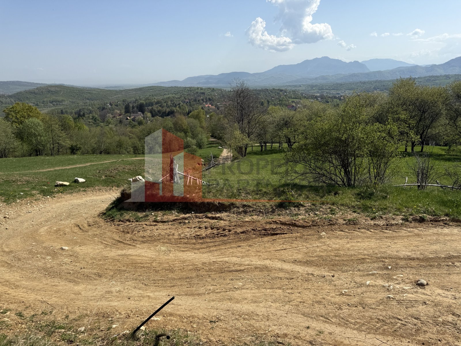 fda1e2a6c3334963a93ffcd8a49e5479 Terenuri Bran – Predelut Priveliște către Bucegi și Postăvaru