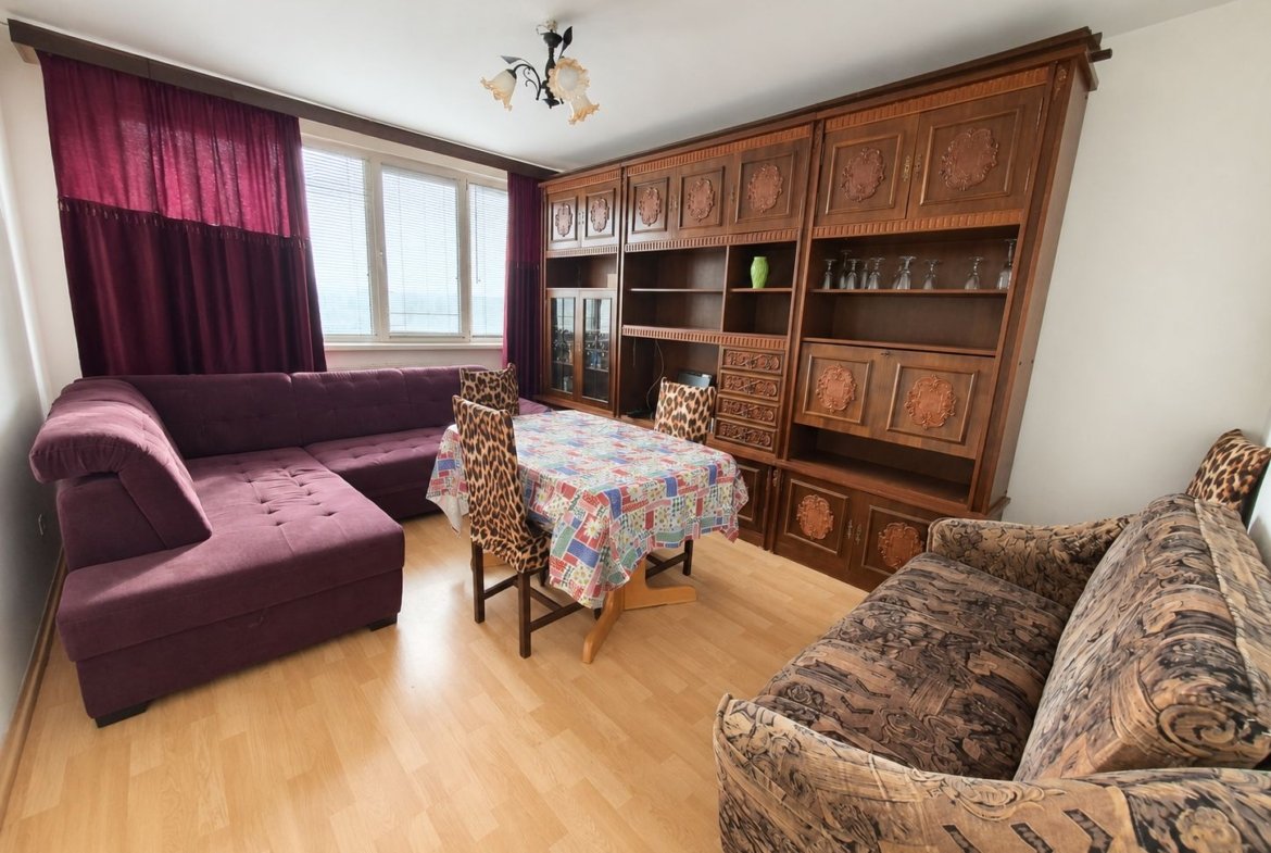 Apartament cu 3 camere decomandate, centrală proprie și logie |
