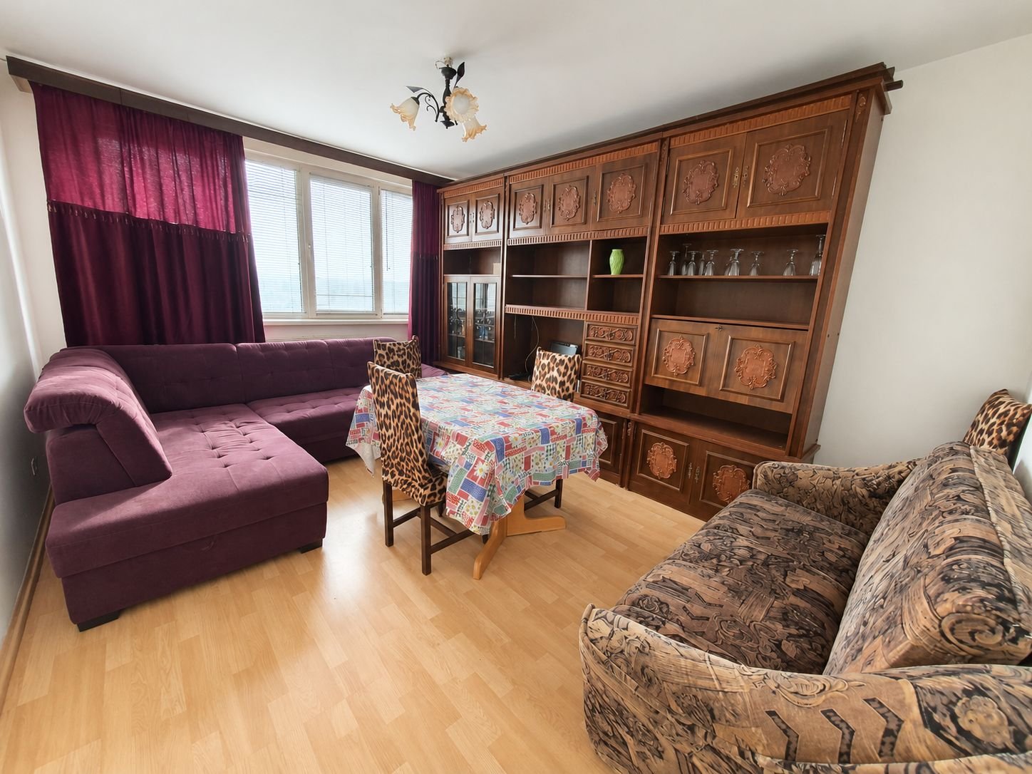 ff97e05cfa154d7fabcc0b92c4eb61fe Apartament cu 3 camere decomandate, centrală proprie și logie |